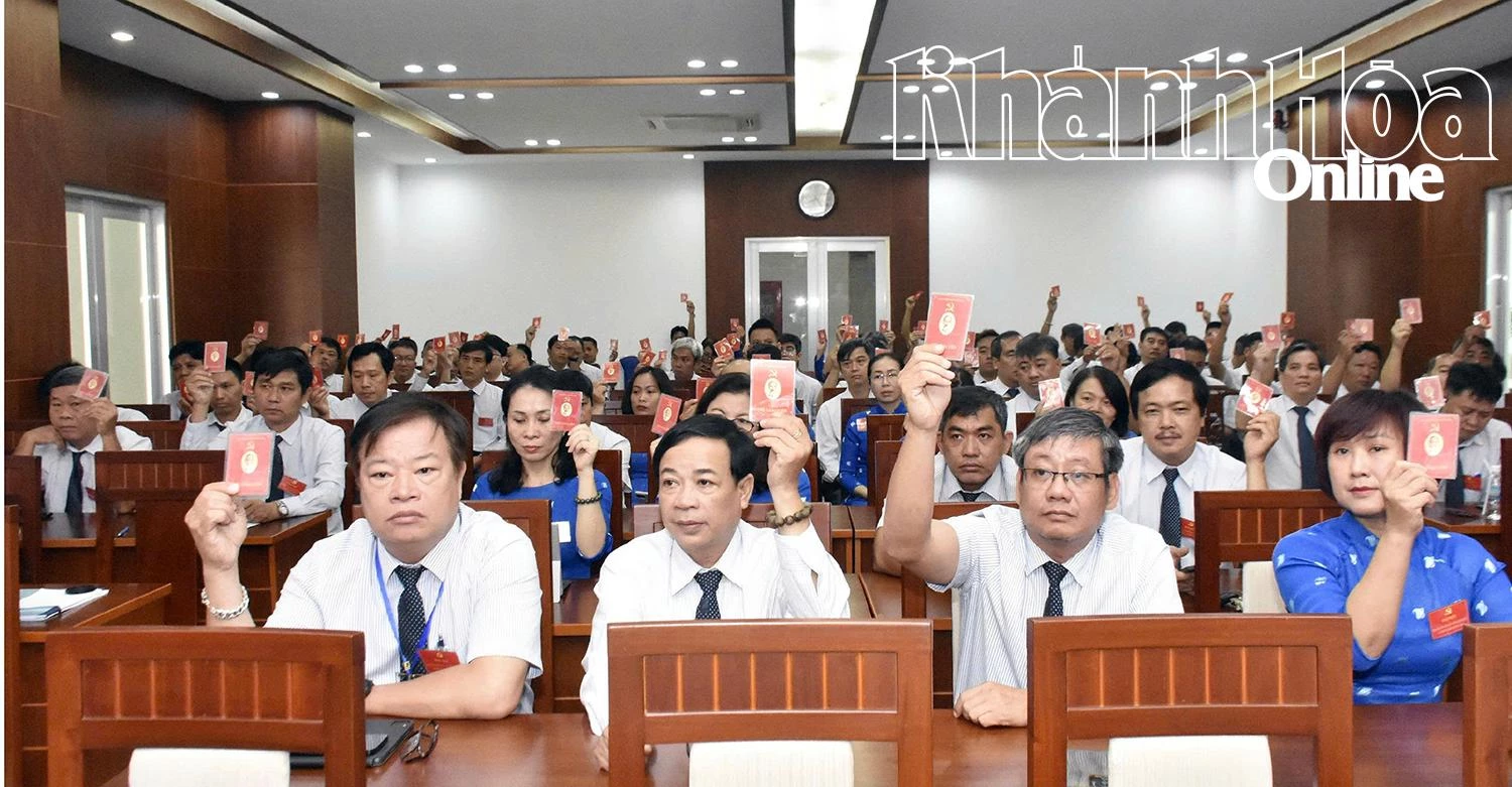 Các đại biểu biểu quyết thông qua nghị quyết đại hội