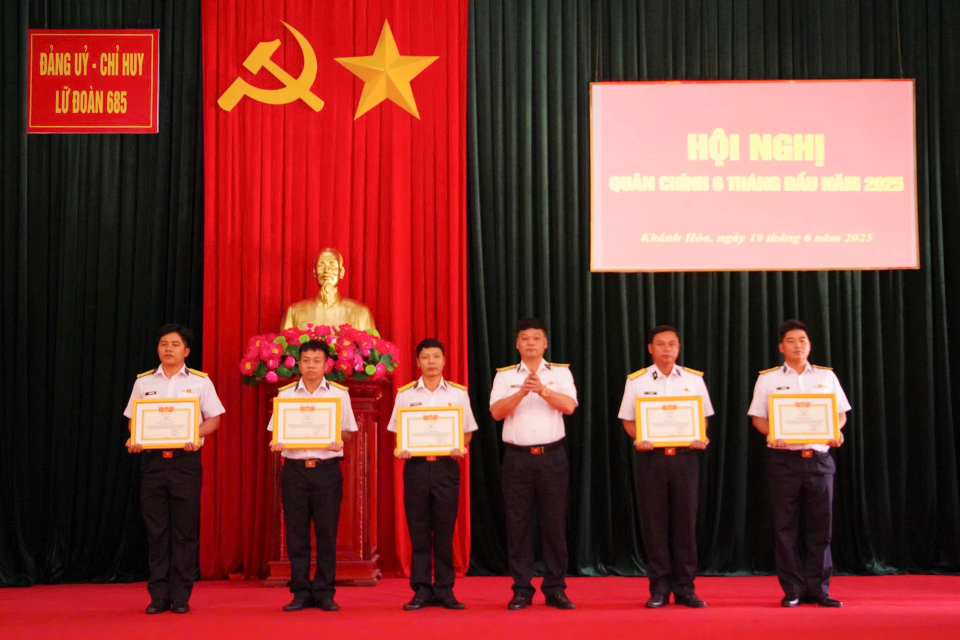 Lữ đoàn trao thưởng cho các tập thể, cá nhân có thành tích trong phong trào thi đua 6 tháng đầu năm.