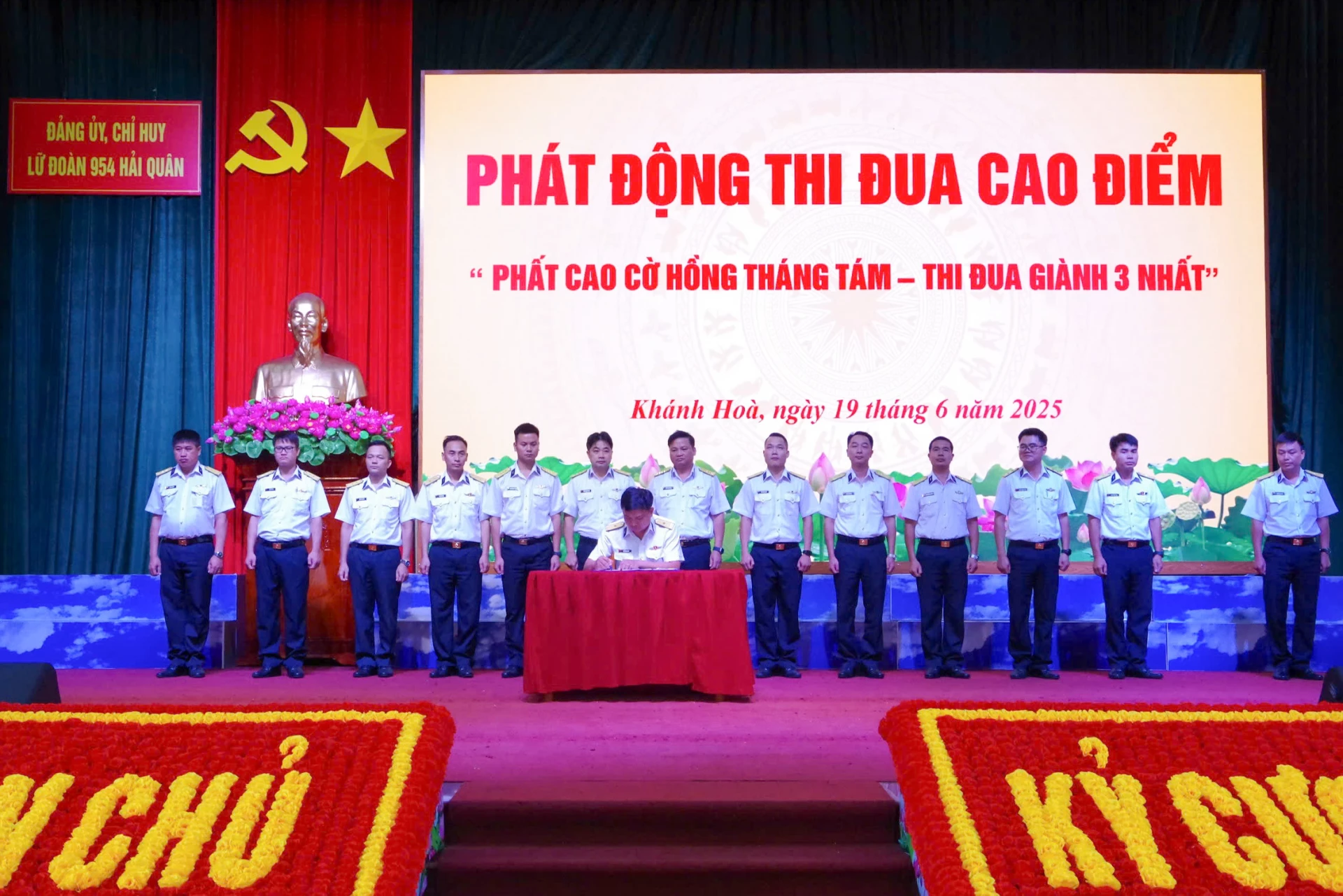 Ký kết giao ước thi đua 6 tháng cuối năm.