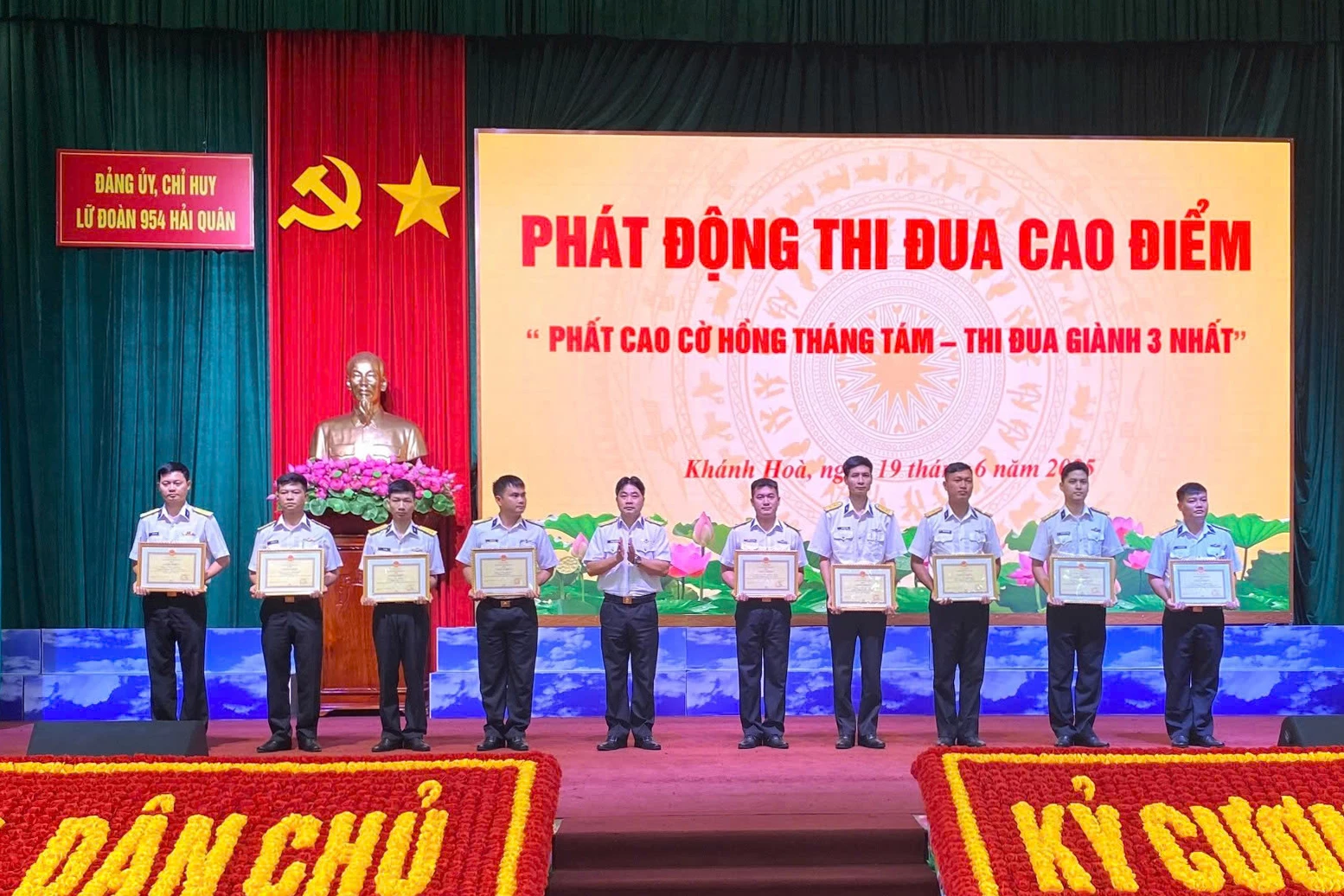 Lữ đoàn trao thưởng cho các tập thể, cá nhân có thành tích trong phong trào thi đua 6 tháng đầu năm.