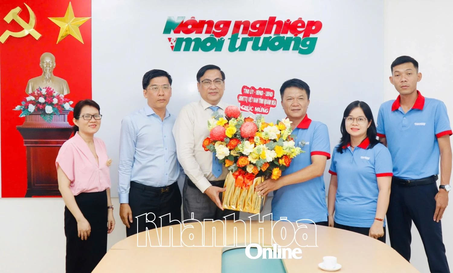 Trưởng ban Tuyên giáo và Dân vận Tỉnh ủy Lê Hữu Thọ thăm, chúc mừng các cơ quan báo chí