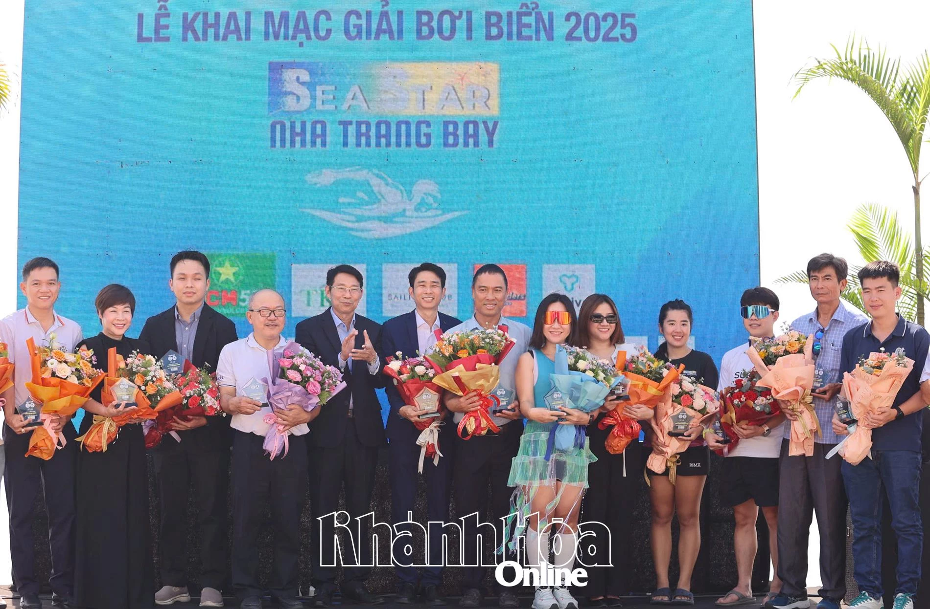 Ông Đinh Văn Thiệu-Phó Chủ tịch UBND tỉnh (thứ năm từ trái sang) tặng hoa cho các nhà tài trợ, đồng hành giải. 