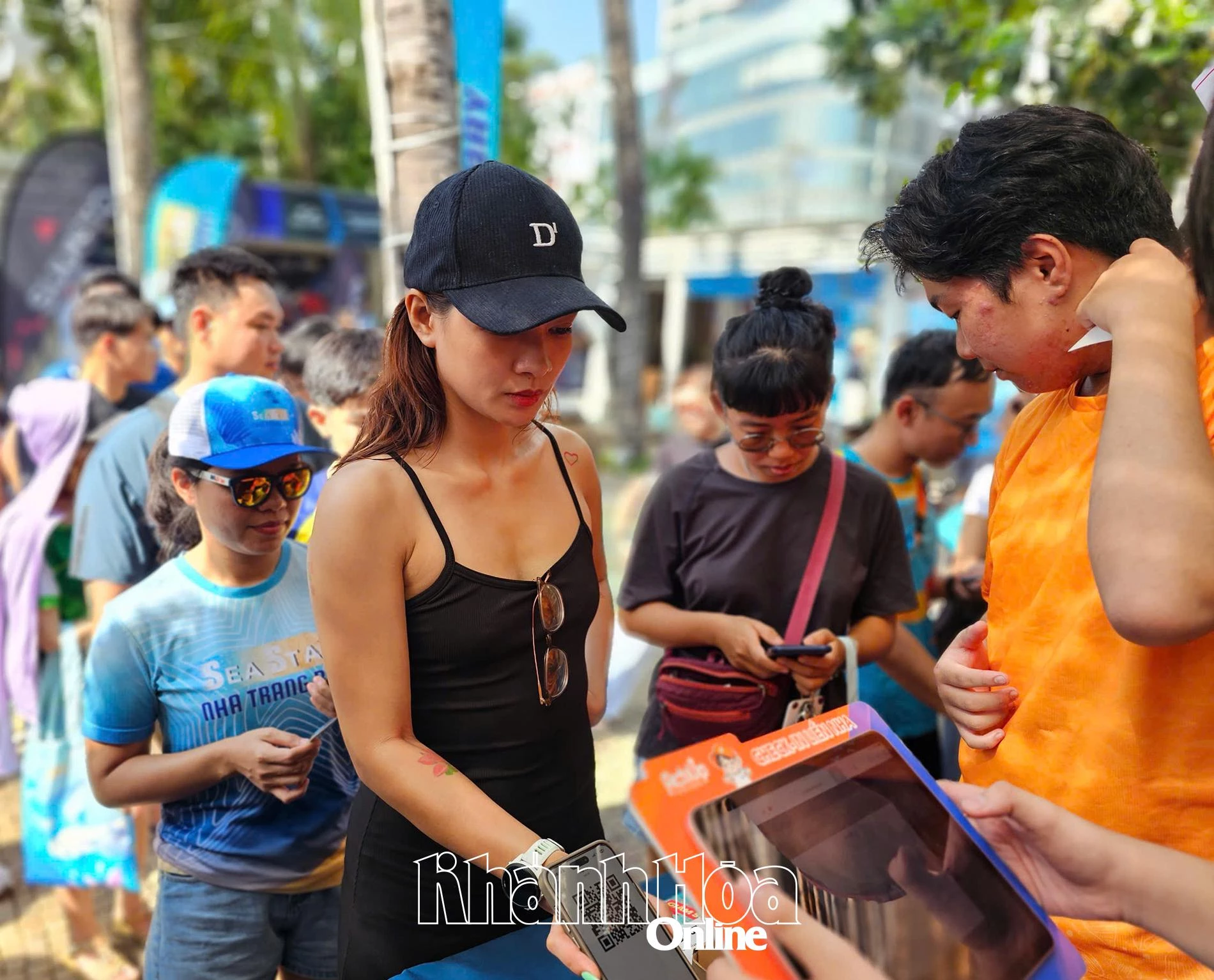 Các vận động viên nhận bib và bộ race-kit.