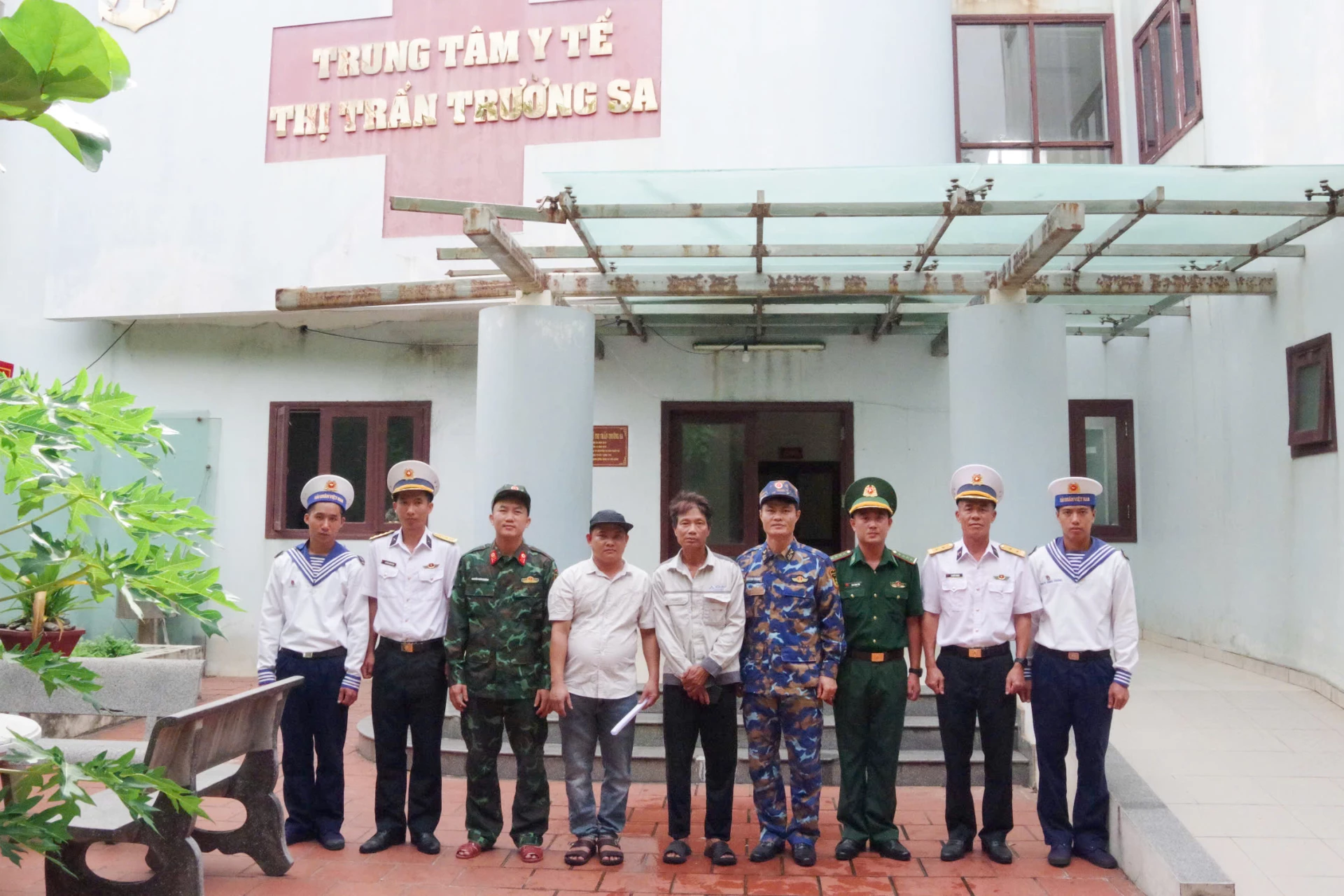 Bàn giao ngư dân cho đại diện tàu cá.