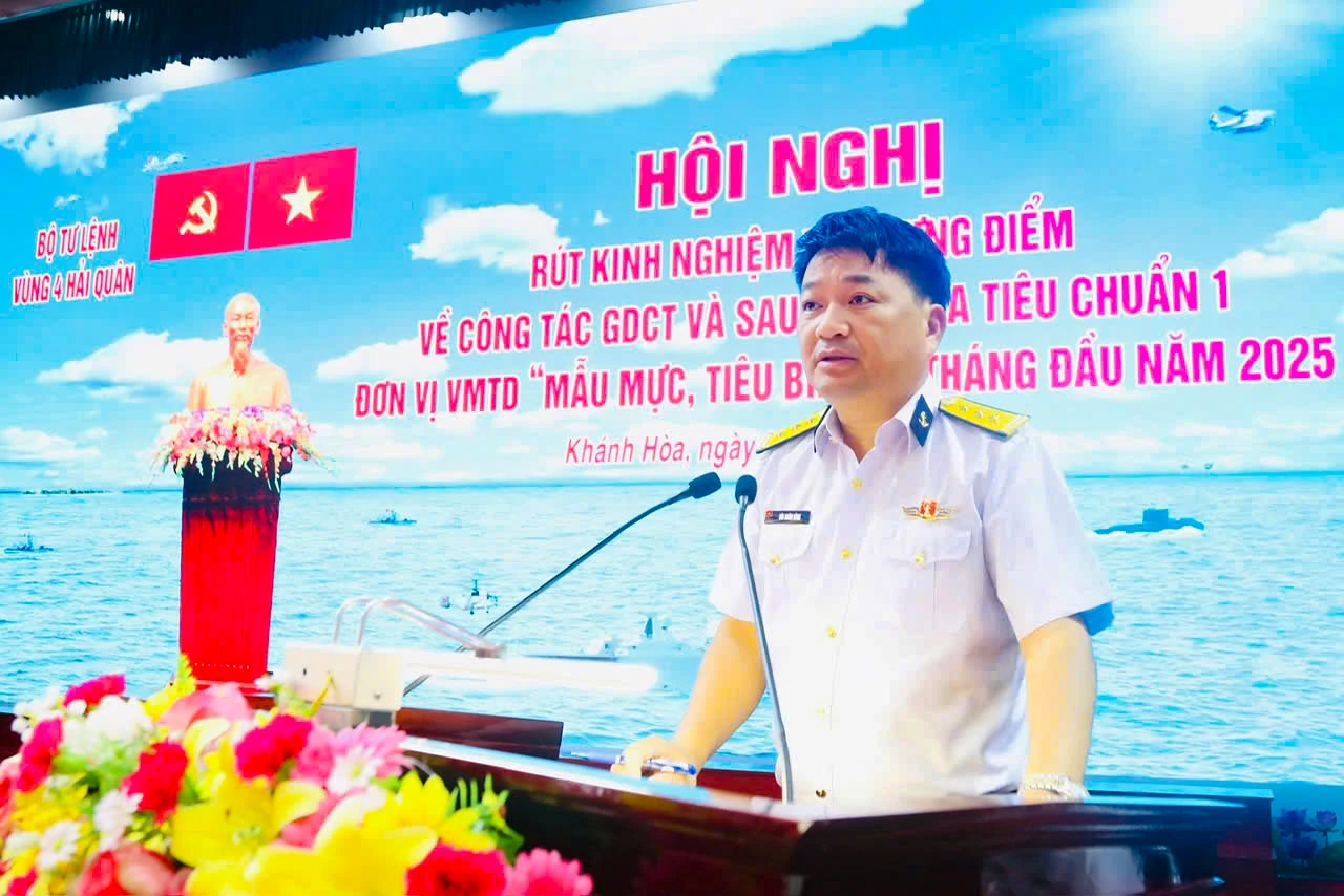 Thượng tá Bùi Xuân Bình chủ trì hội nghị.