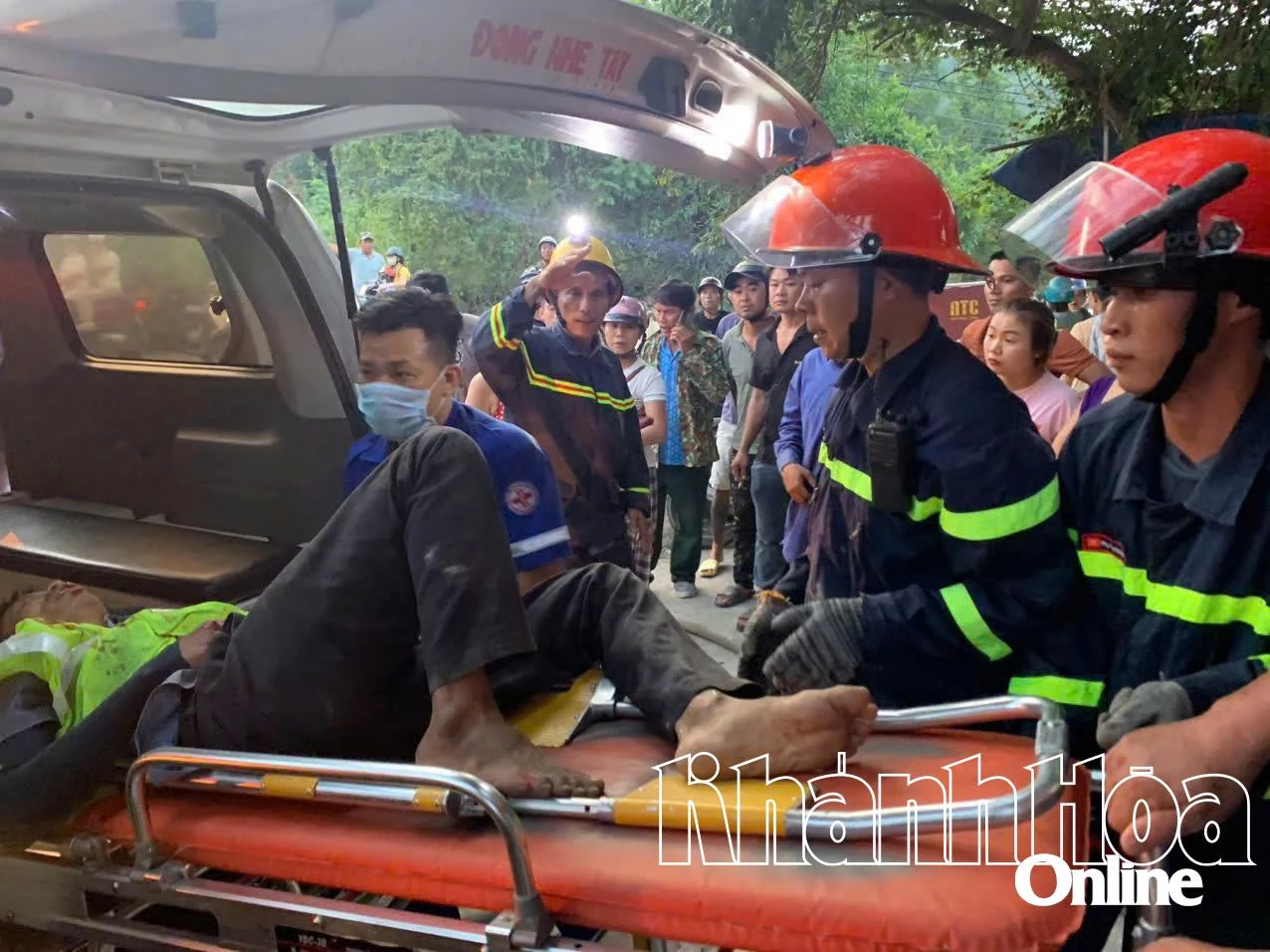 Kịp thời cứu hộ nạn nhân vụ xe tải tông sập nhà dân ở Nha Trang