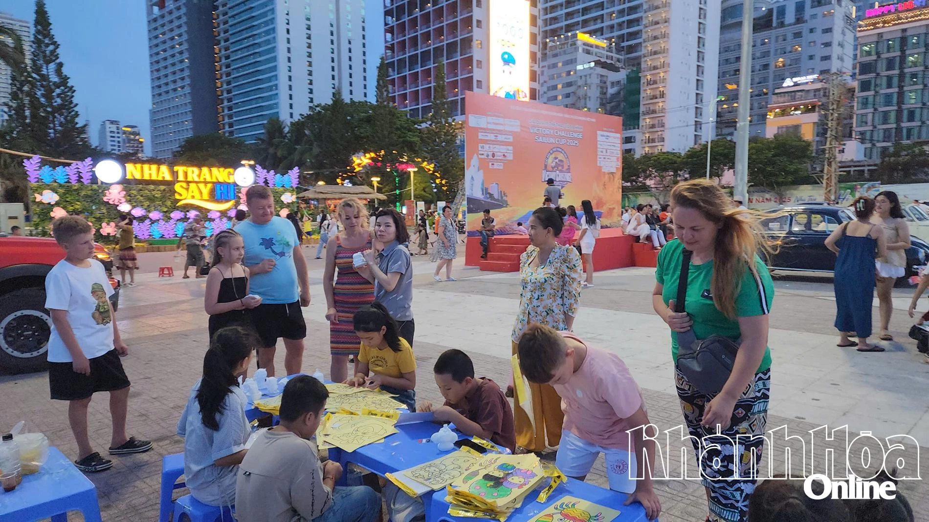 Ban tổ chức tổ chức trò chơi miễn phí tại Quảng trường 2 tháng 4 Nha Trang cho người dân, du khách.