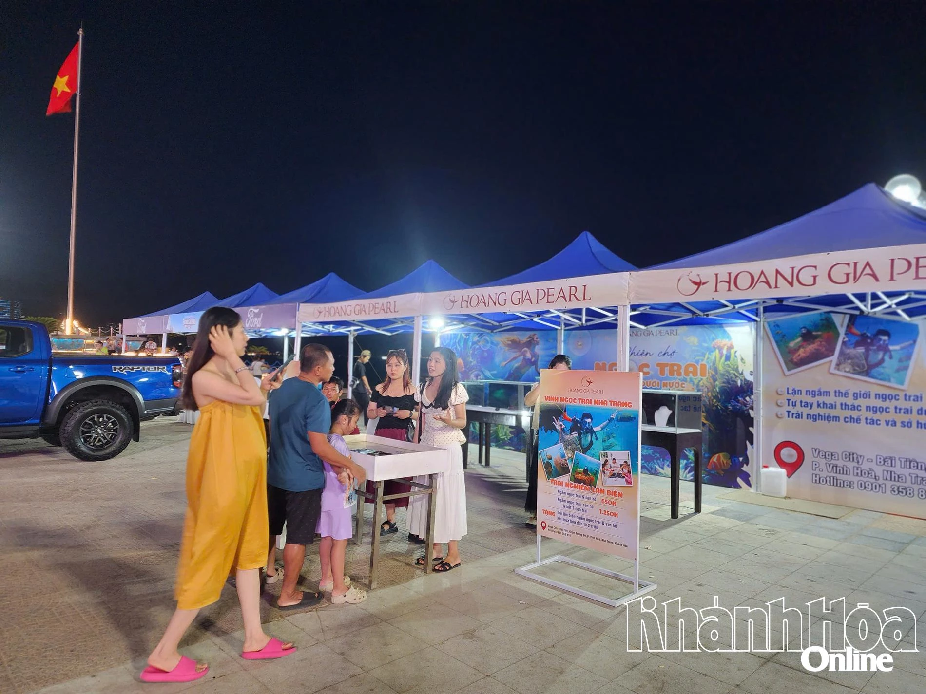 Người dân, du khách tham quan các gian hàng trưng bày trong khuôn khổ các hoạt động bên lề Giải đua xe thể thao và địa hình Victory Challenge Cup 2025.