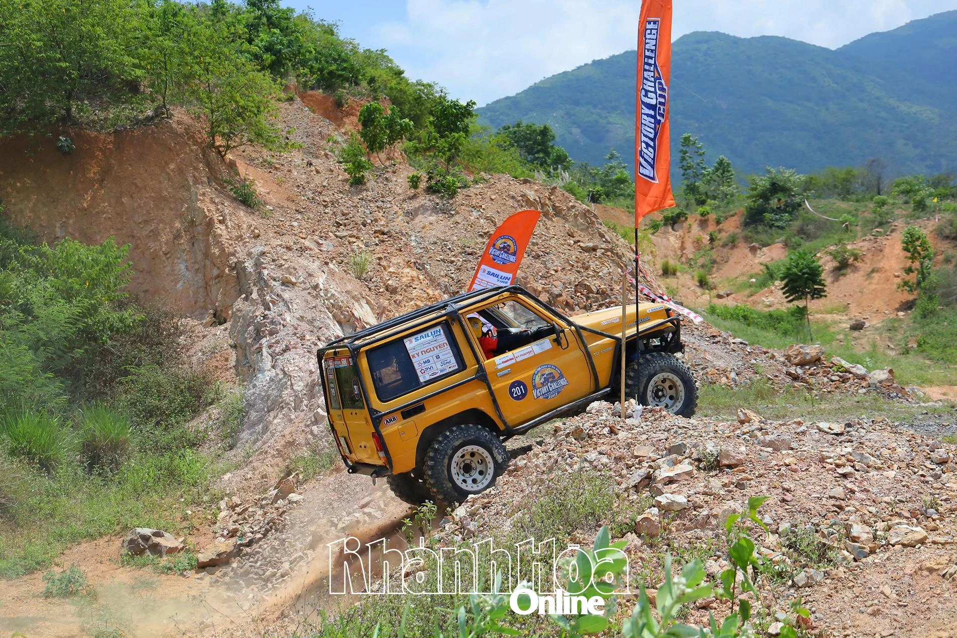 Xe hạng chuyên nghiệp leo dốc trong bài thi ngày thi đấu thứ 4.