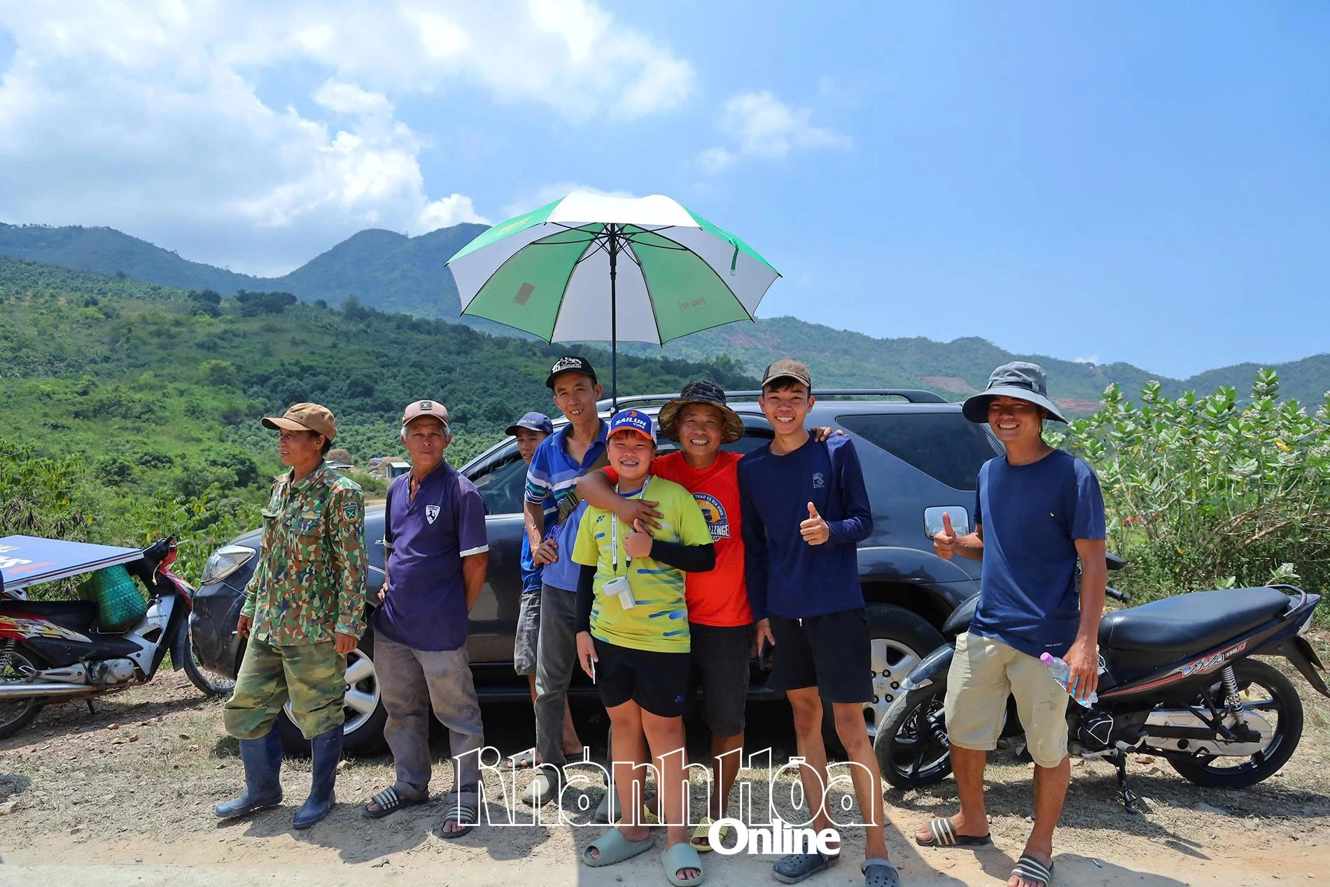 Người dân xung quanh thích thú khi lần đầu tiên chứng kiến các hạng xe chuyên nghiệp thi đấu.