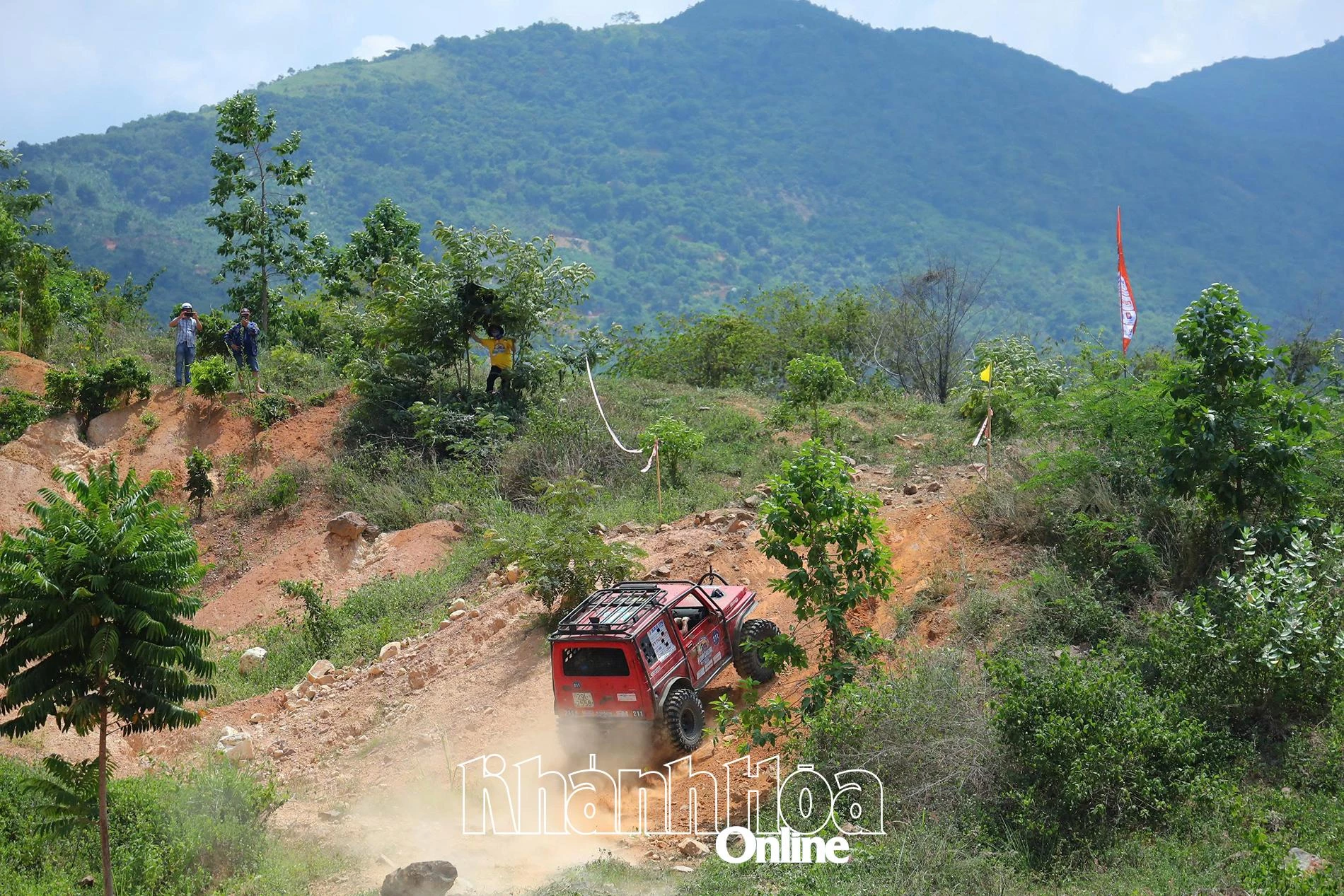 Xe hạng nâng cấp leo dốc cao khu vực thi Hồ Đắc Lộc.