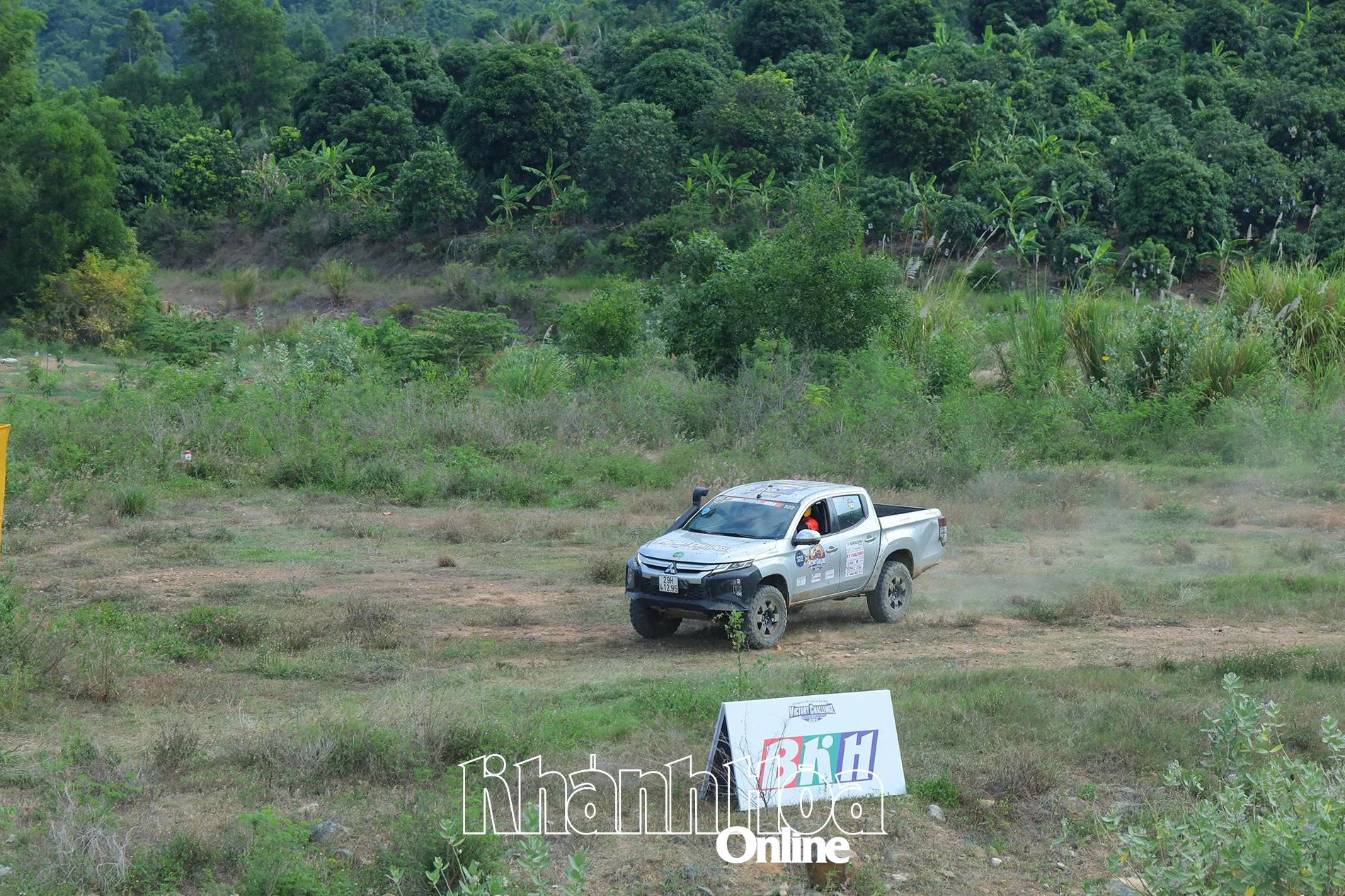 Xe hạng bán tải băng băng trên đường đua Hồ Đắc Lộc.