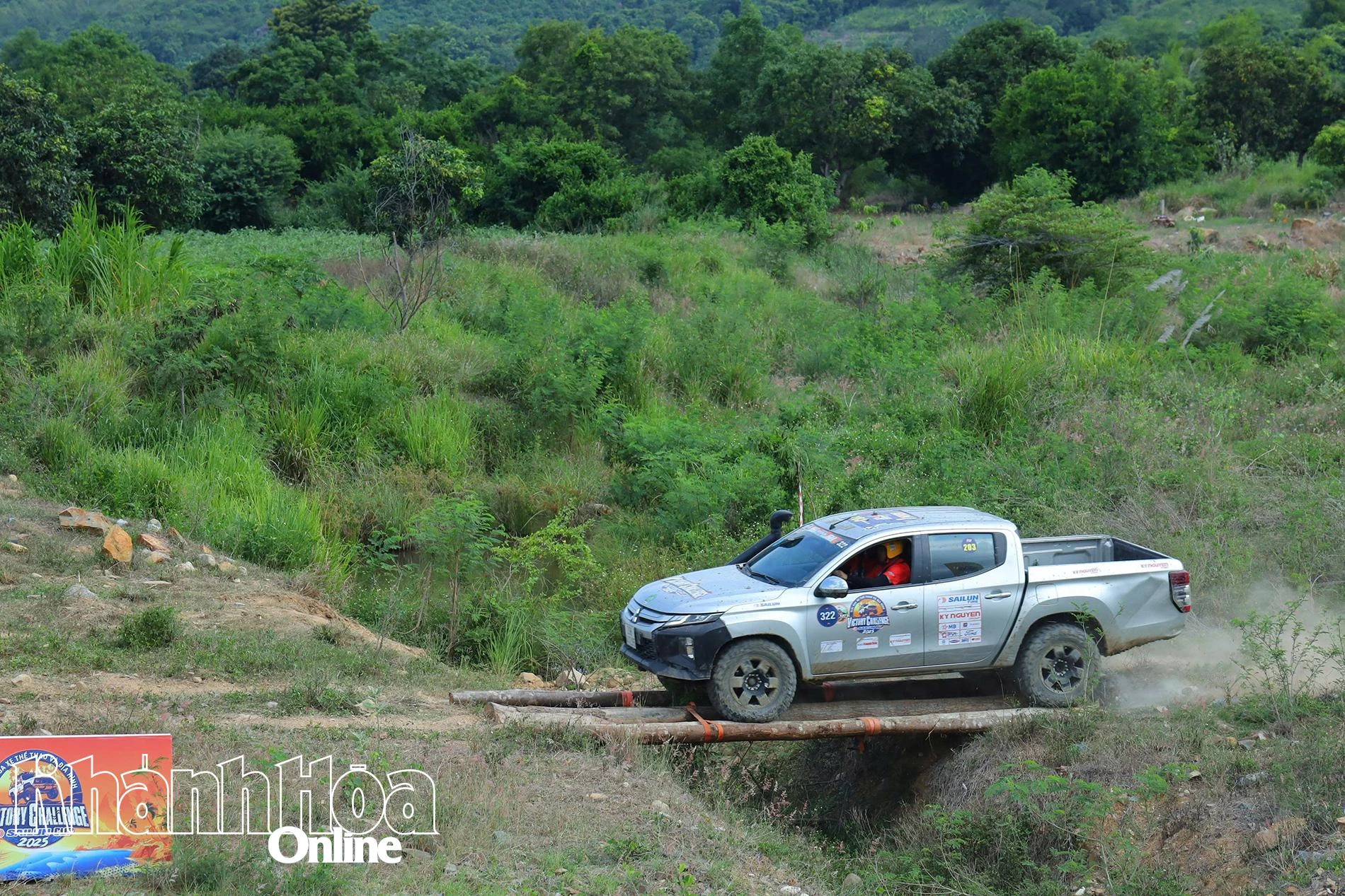 Xe hạng bán tải vượt thử thách cầu tạm.