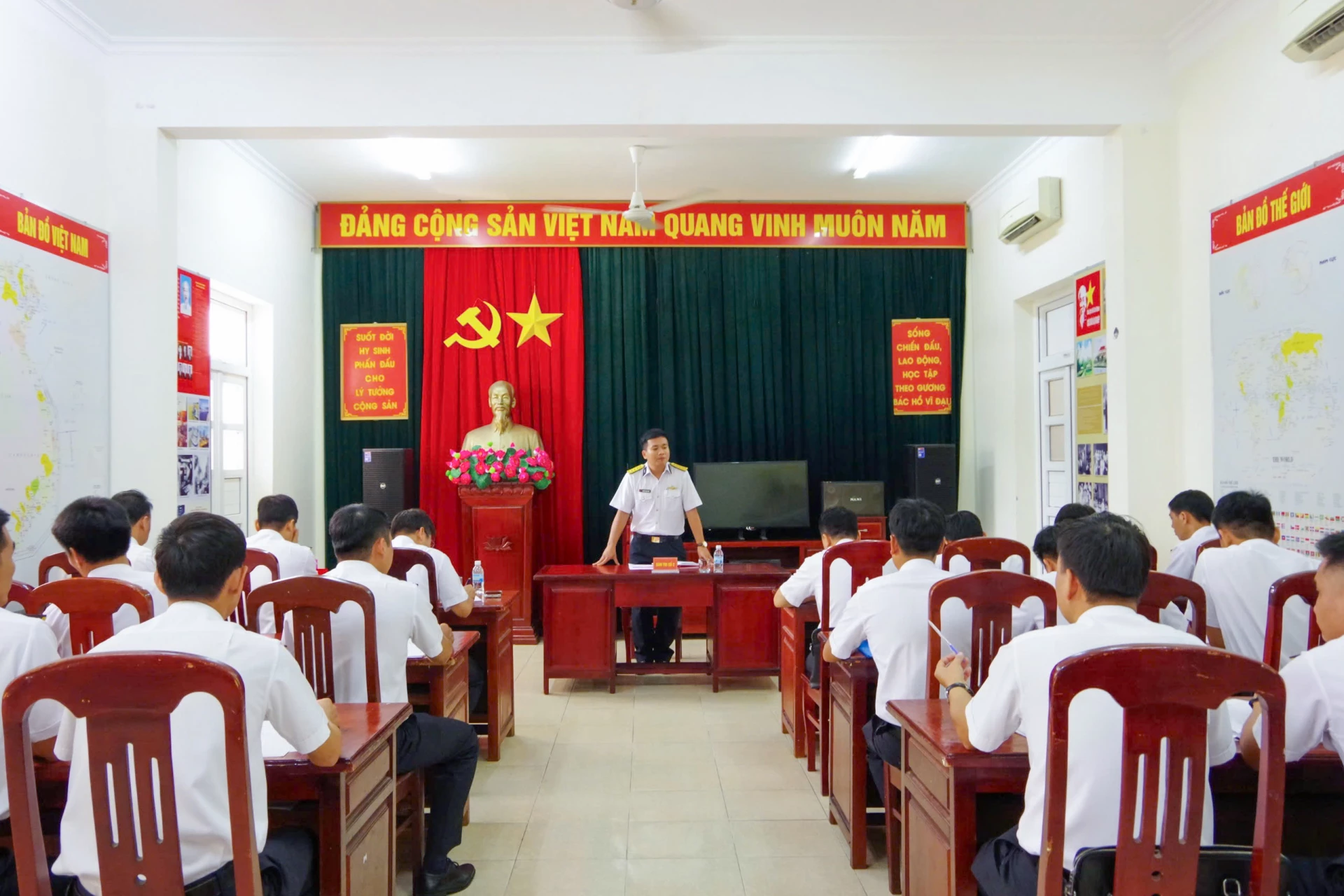 Các thí sinh thi thực hành.