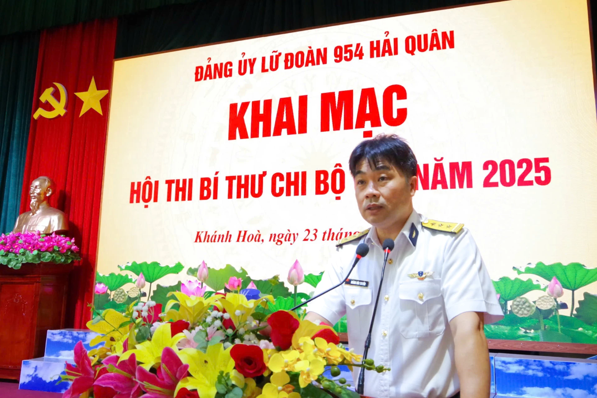Thượng tá Hoàng Văn Thuyên khai mạc hội thi.