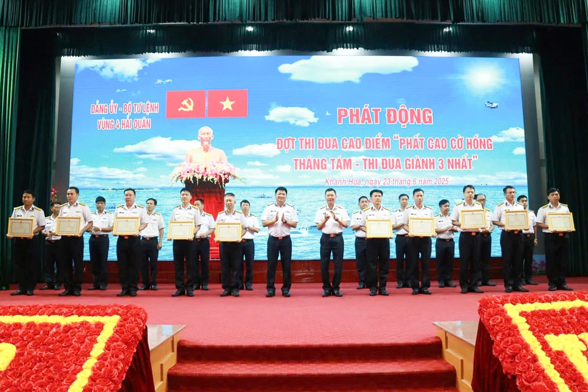 Thủ trưởng Bộ Tư lệnh Vùng trao thưởng cho các tập thể, cá nhân.