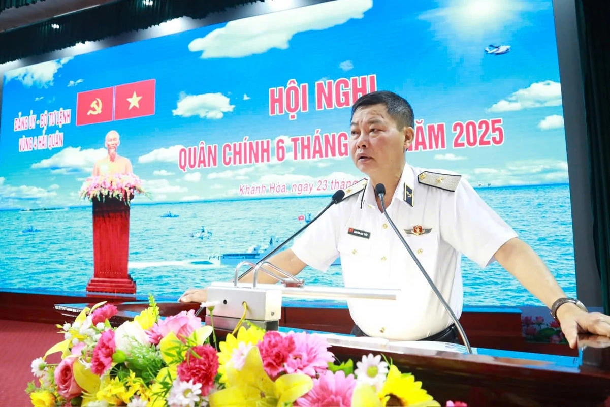 Chuẩn Đô đốc Nguyễn Anh Tuấn chủ trì hội nghị. 