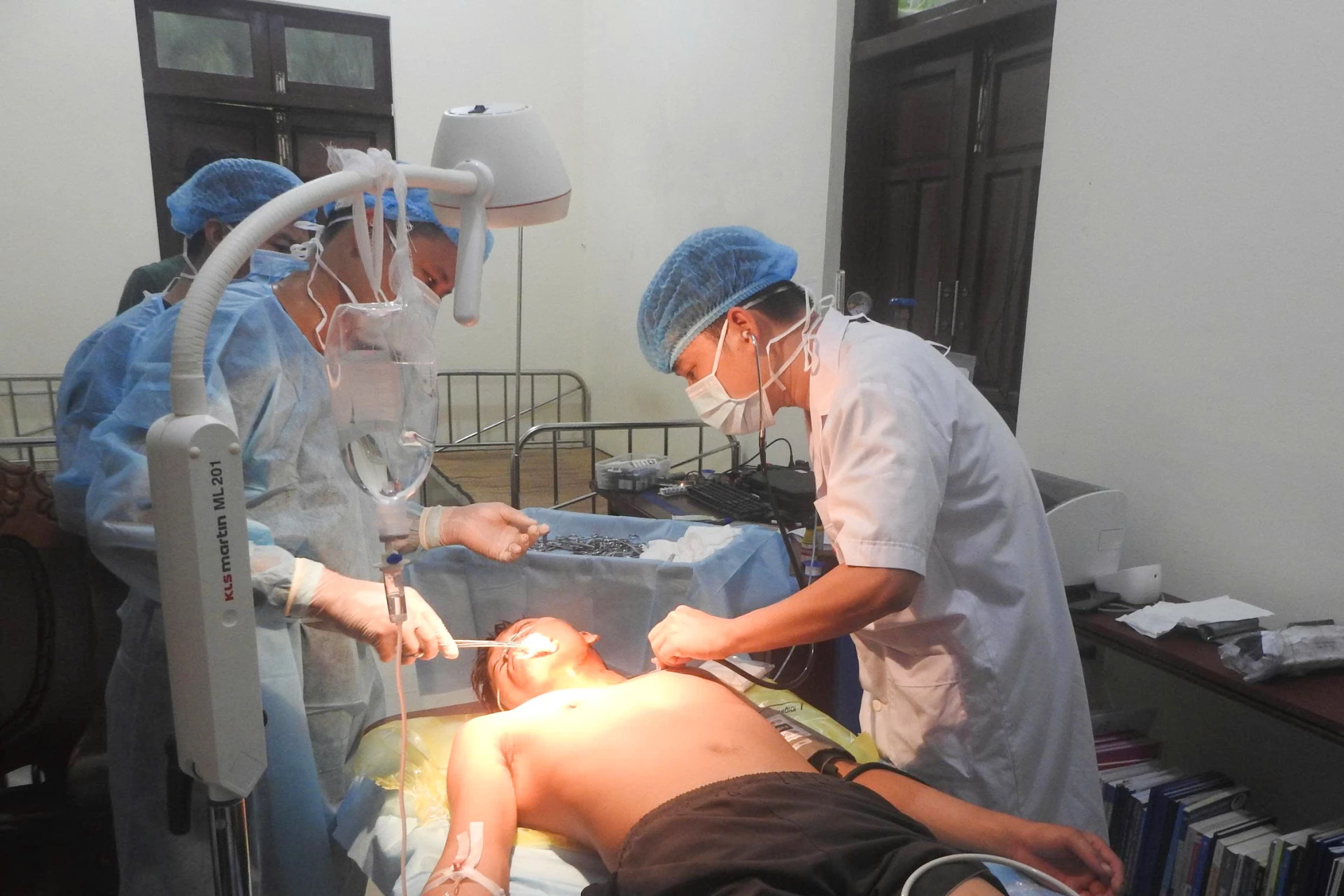 Bệnh xá đảo Sinh Tồn Đông kịp thời cấp cứu ngư dân bị cá kìm đâm vào cổ