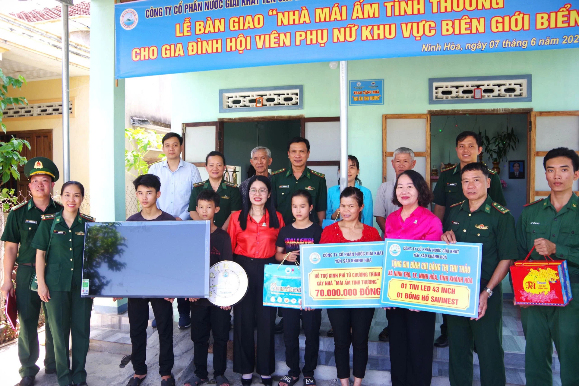 Bộ đội Biên phòng tỉnh phối hợp với các đơn vị trao quà tặng các gia đình hội viên phụ nữ khó khăn trên địa bàn.