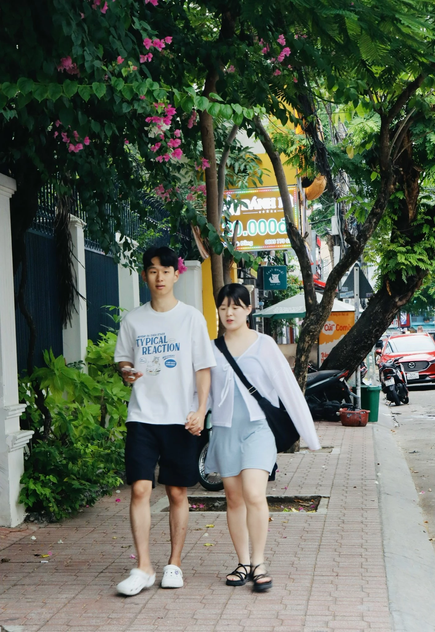 Khách Hàn Quốc dạo phố Nha Trang.