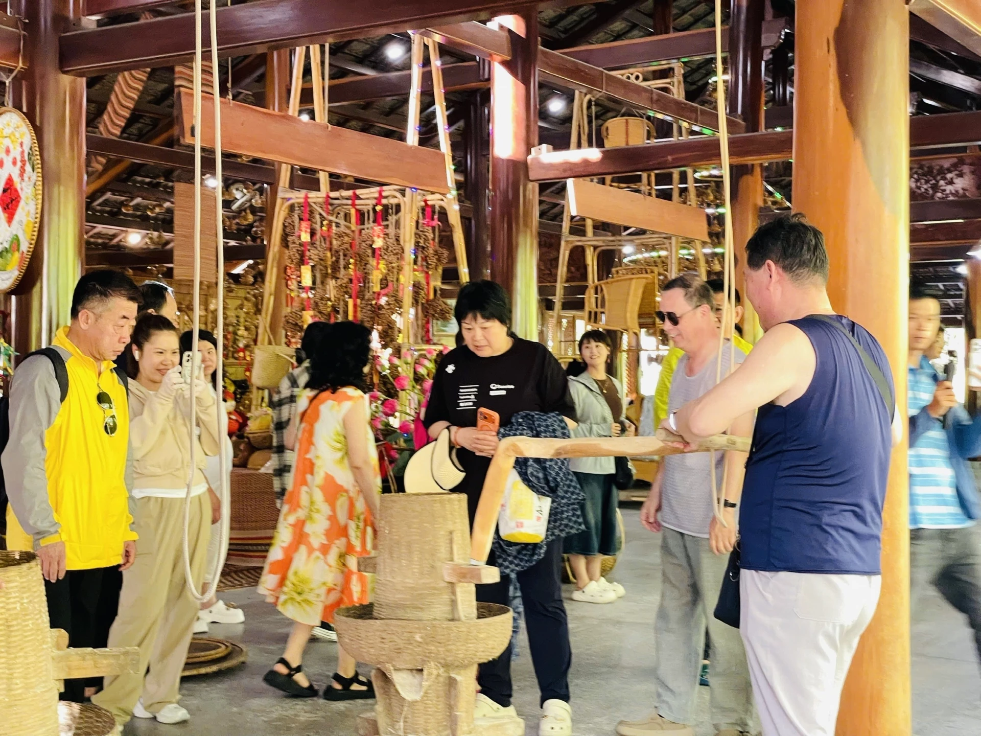 Làng nghề Trường Sơn là điểm mà khách du lịch tàu biển thường xuyên đến tham quan