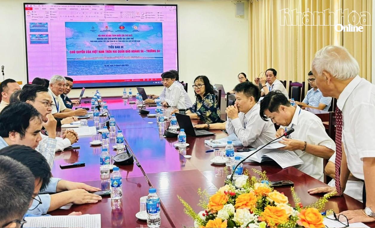 Hội Khoa học Lịch sử tỉnh tặng quà cho học sinh xã Khánh Sơn.