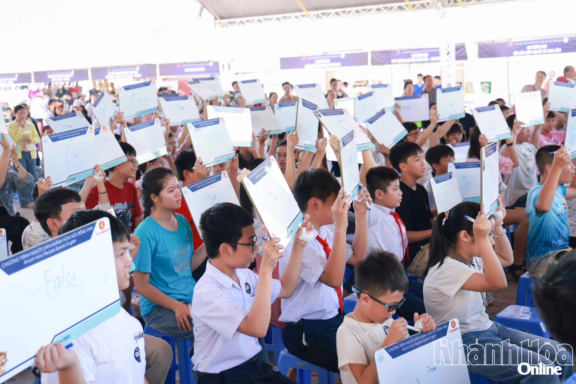 Các học sinh tham gia thi Rung chuông vàng tại Ngày hội tiếng Anh Khánh Hòa năm 2026.