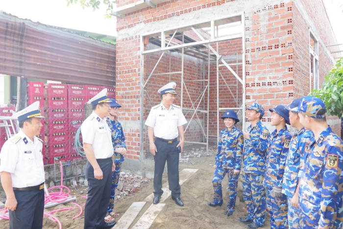 Học viện Hải quân thăm, động viên lực lượng giúp Nhân dân xây dựng nhà ở