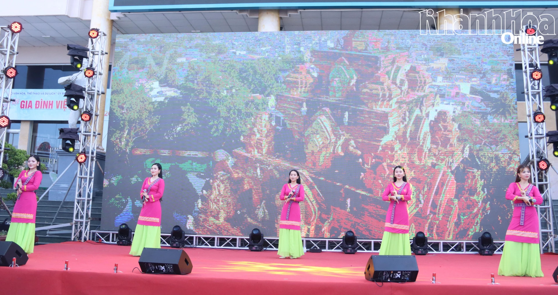 Tốp ca nữ Trung tâm Văn hóa tỉnh Khánh Hòa biểu diễn tiết mục Chuyện nàng Ponagar.