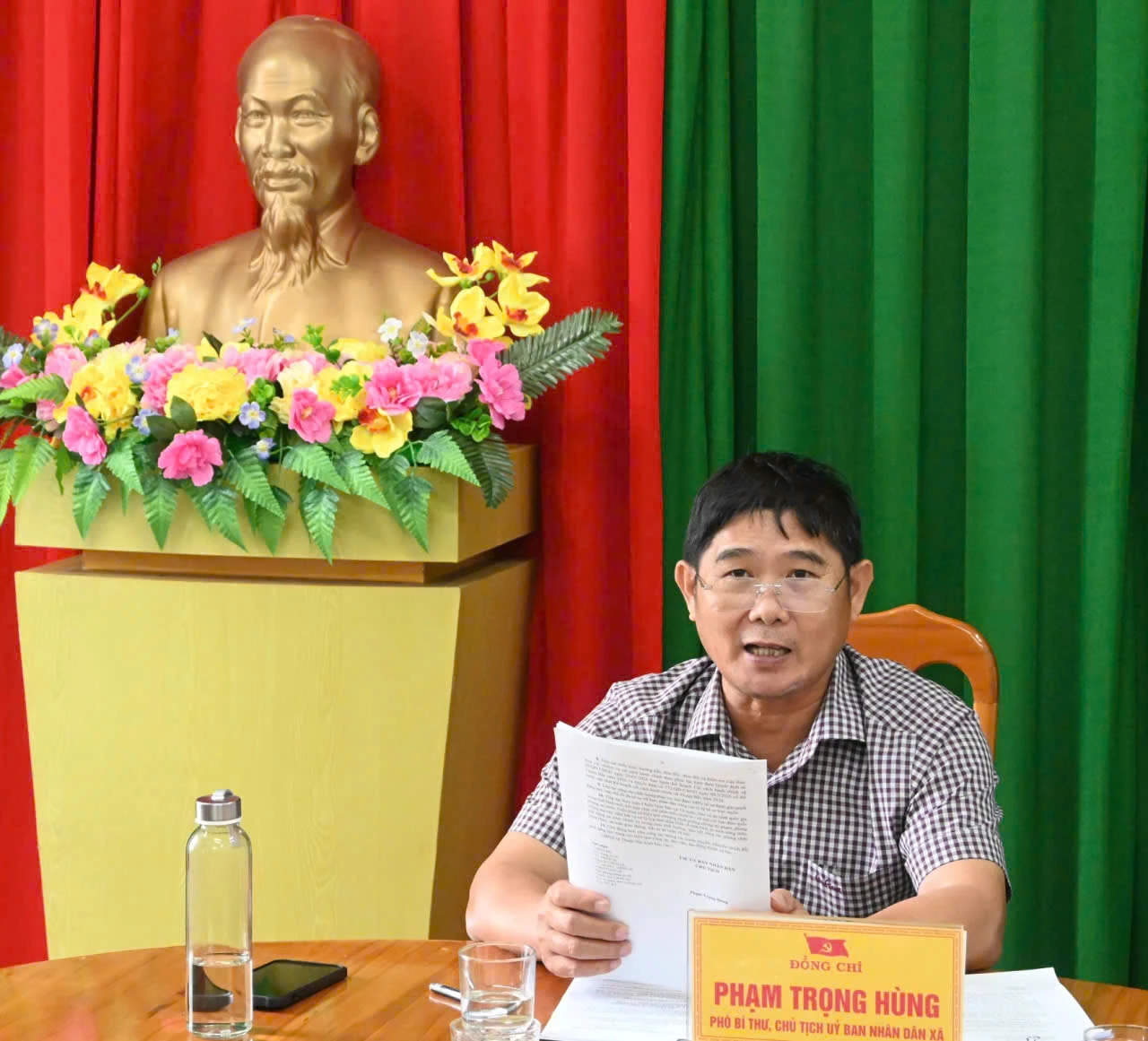 Ông Phạm Trọng Hùng, Chủ tịch UBND xã chủ trì hội nghị.

