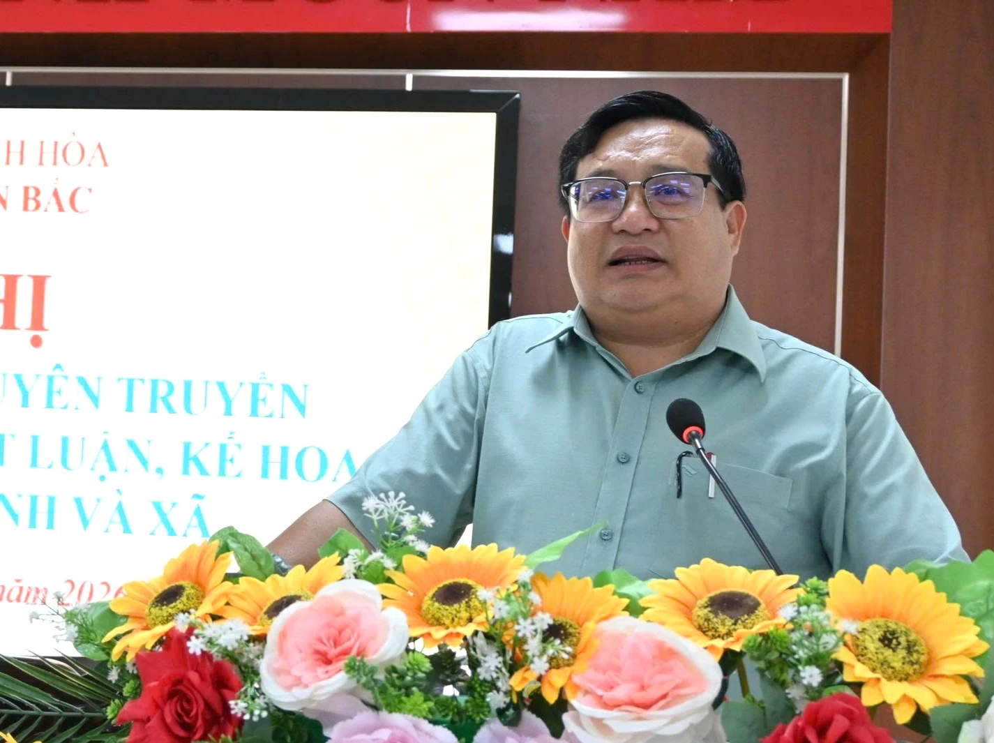 Lãnh đạo xã Thuận Bắc phát biểu tại hội nghị. 