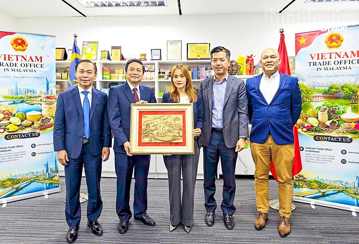 Đồng chí Lữ Thanh Hải trao quà cho Hội Doanh nghiệp Việt Nam tại Malaysia.