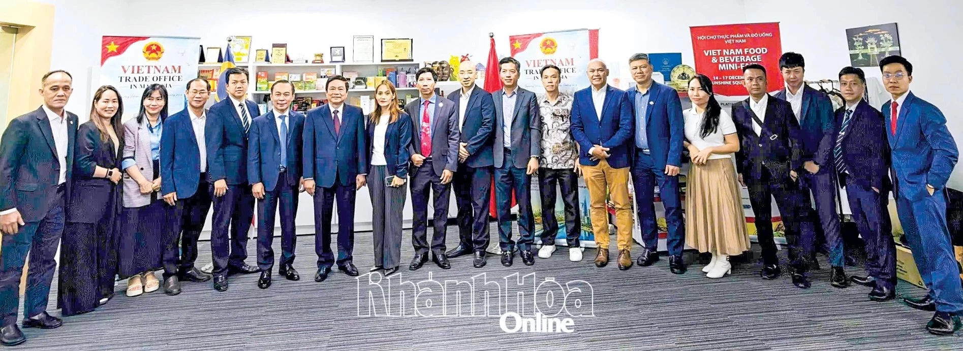 
Đoàn công tác tỉnh Khánh Hòa và Thương vụ Việt Nam tại Malaysia, Hội Doanh nghiệp Việt Nam tại Malaysia chụp hình lưu niệm.



