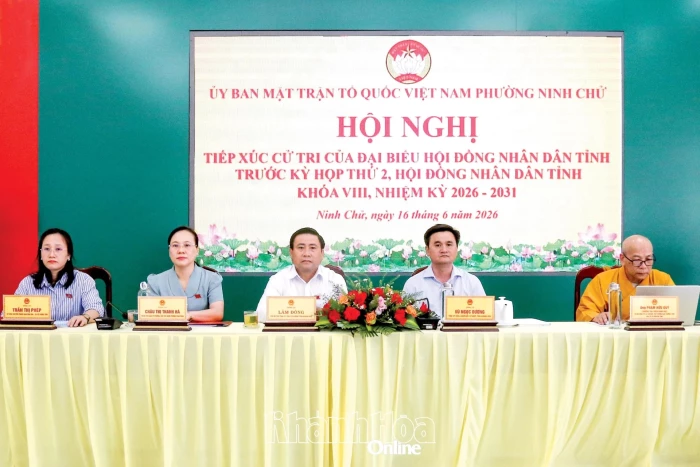 Chủ tịch HĐND tỉnh Lâm Đông và các đại biểu HĐND tỉnh tiếp xúc cử tri phường Ninh Chử