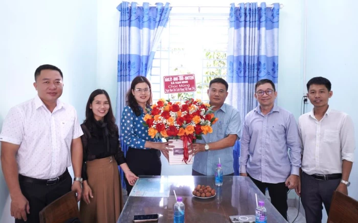 Xã Vạn Ninh thăm, tặng hoa chúc mừng Ngày Báo chí Cách mạng Việt Nam