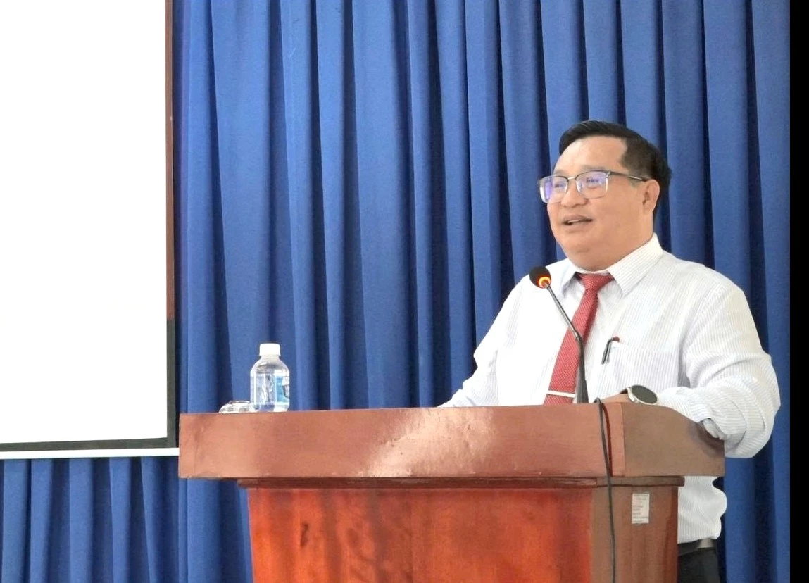 Lãnh đạo Đảng ủy xã Thuận Bắc phát biểu tại lễ bế giảng. 