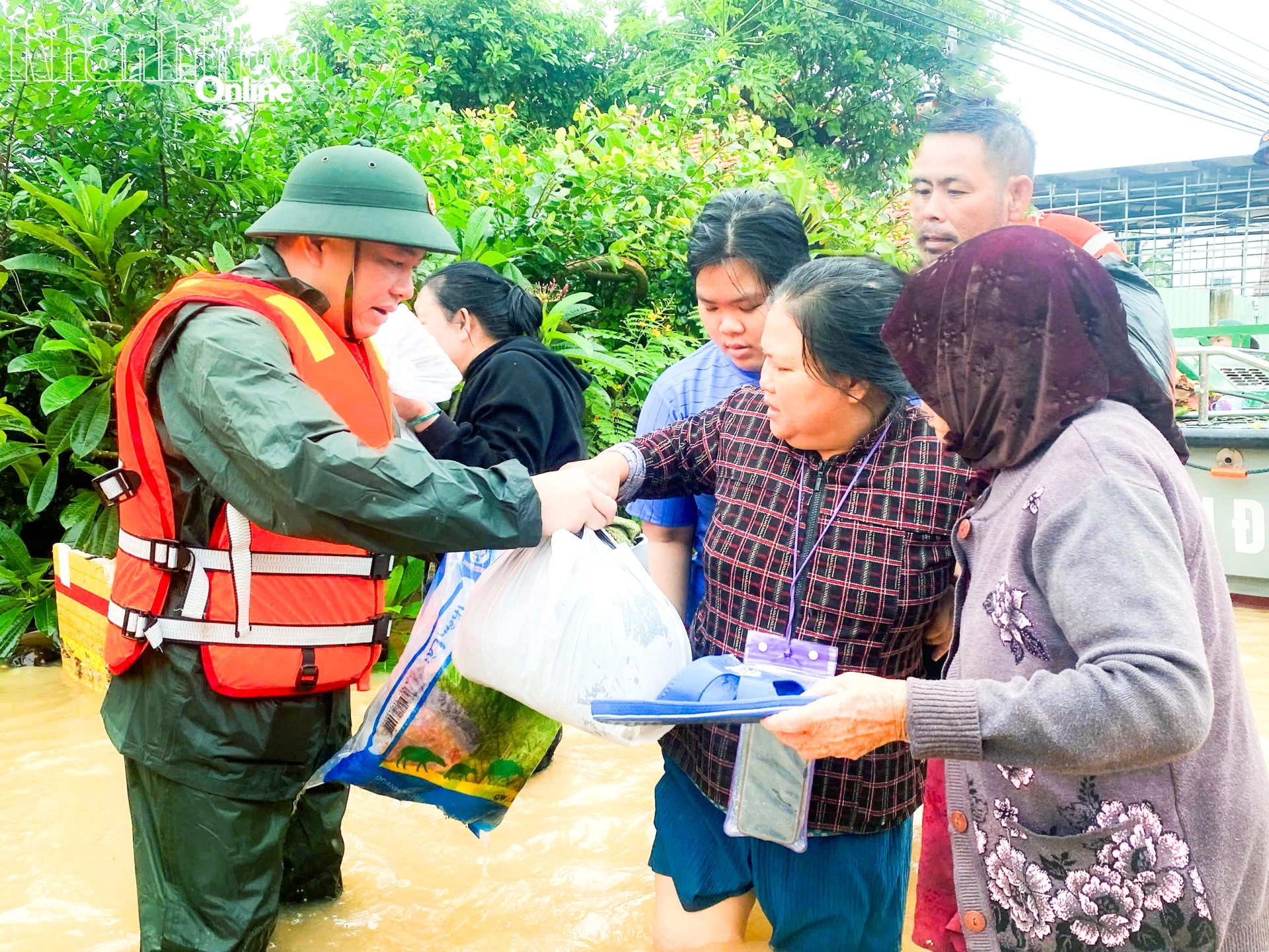 Đồng chí Hồ Xuân Trường vào tâm lũ chỉ đạo công tác cứu hộ, cứu nạn, trao hỗ trợ nhu yếu phẩm cho người dân trong đợt mưa lũ lịch sử tháng 11-2025.
