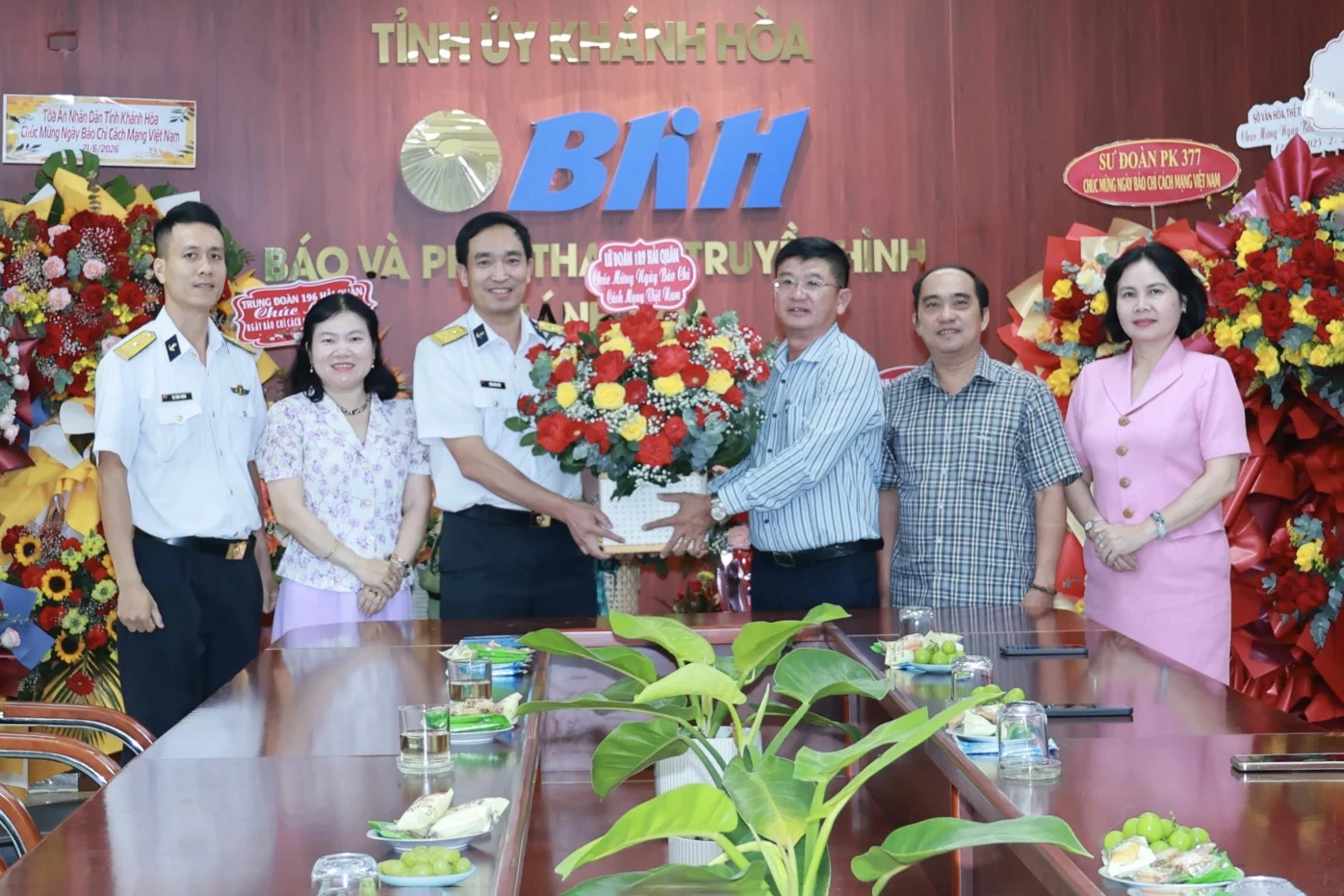Đại diện Đảng ủy, Chỉ huy Lữ đoàn 189 Hải quân tặng hoa chúc mừng Báo và Phát thanh, Truyền hình Khánh Hòa. 