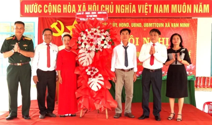Xã Vạn Ninh công bố các quyết định về sắp xếp, tổ chức lại các thôn trên địa bàn xã