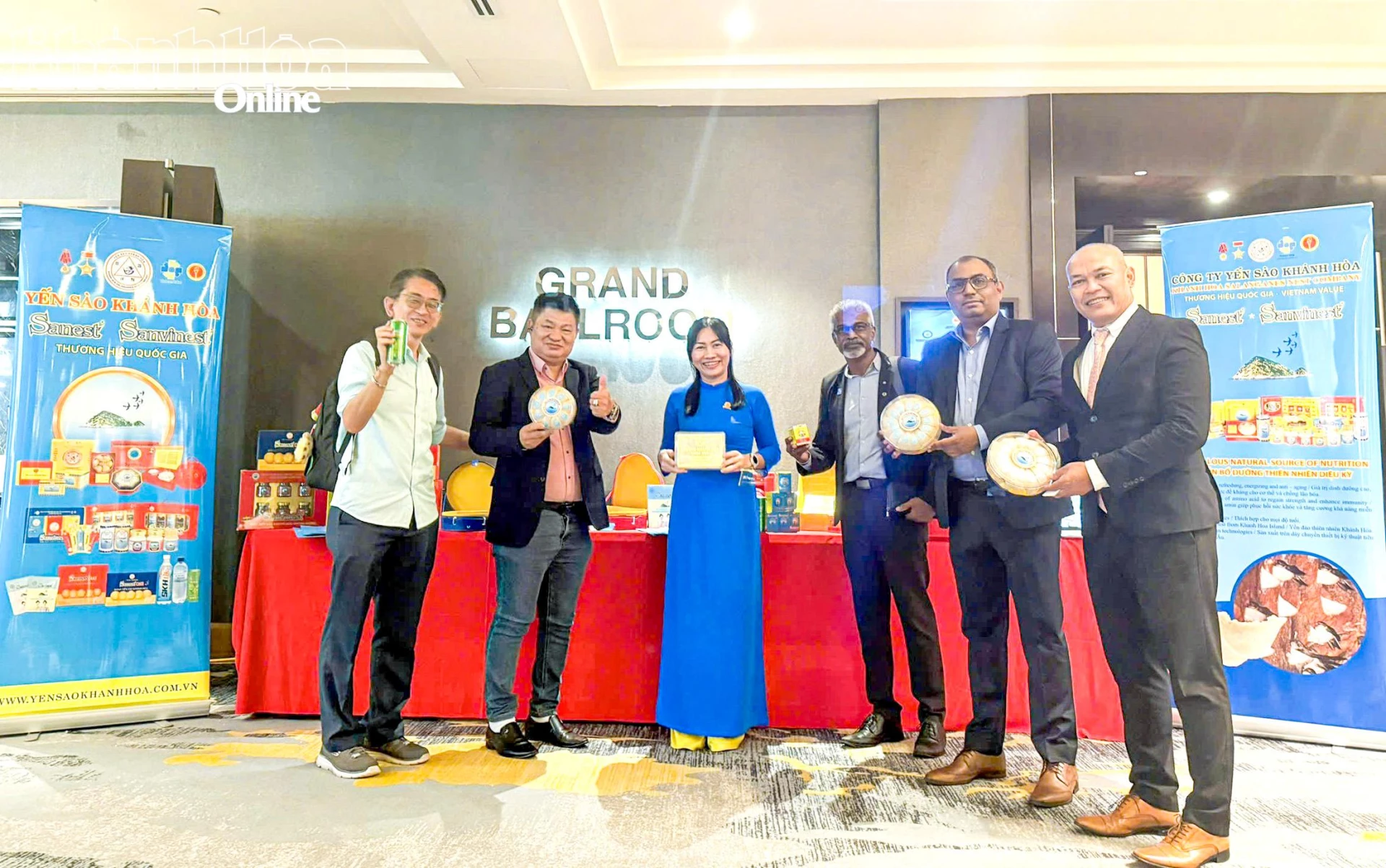 会议期间代表们参观庆和省国有Salanganes Nest One Member Company Limited展位
