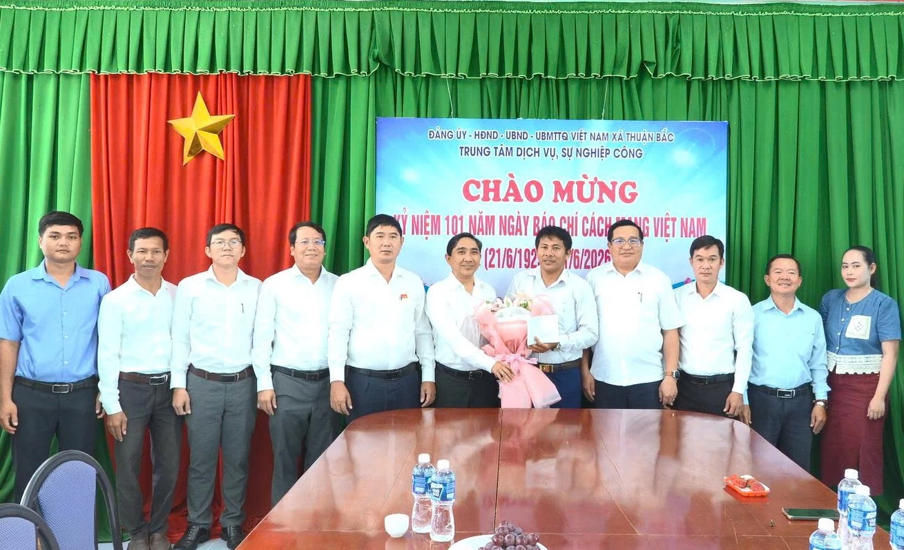 Lãnh đạo xã tặng hoa chúc mừng Trung tâm Dịch vụ sự nghiệp công xã.