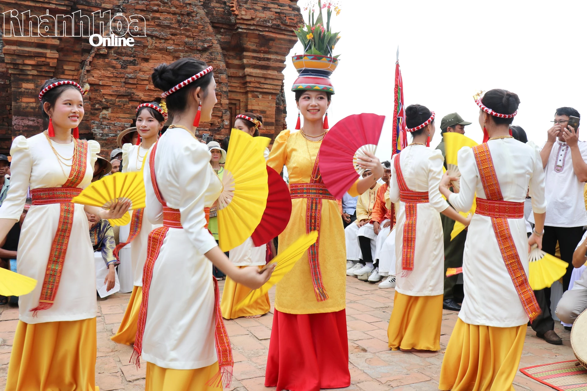 Các thiếu nữ Chăm biểu diễn điệu múa truyền thống. Ảnh: XUÂN NGUYÊN