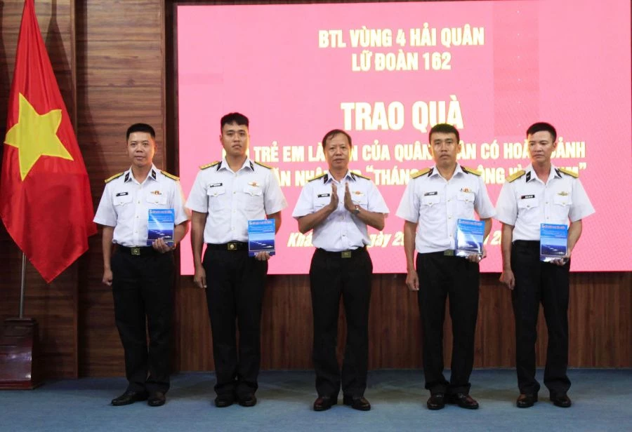 Thượng tá Vũ Viết Bằng trao quà cho các quân nhân.