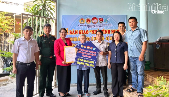 Bàn giao nhà tình nghĩa cho hộ có hoàn cảnh khó khăn ở phường Tây Nha Trang