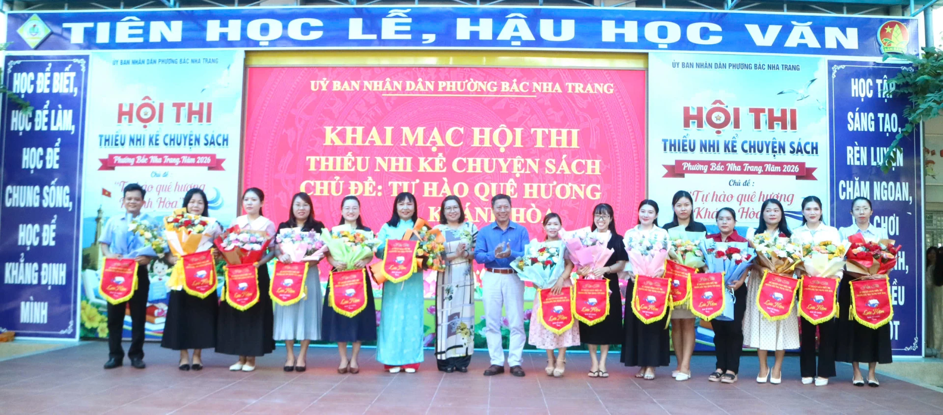 Lãnh đạo phường Bắc Nha Trang tặng cờ lưu niệm và hoa cho các đơn vị tham gia hội thi.