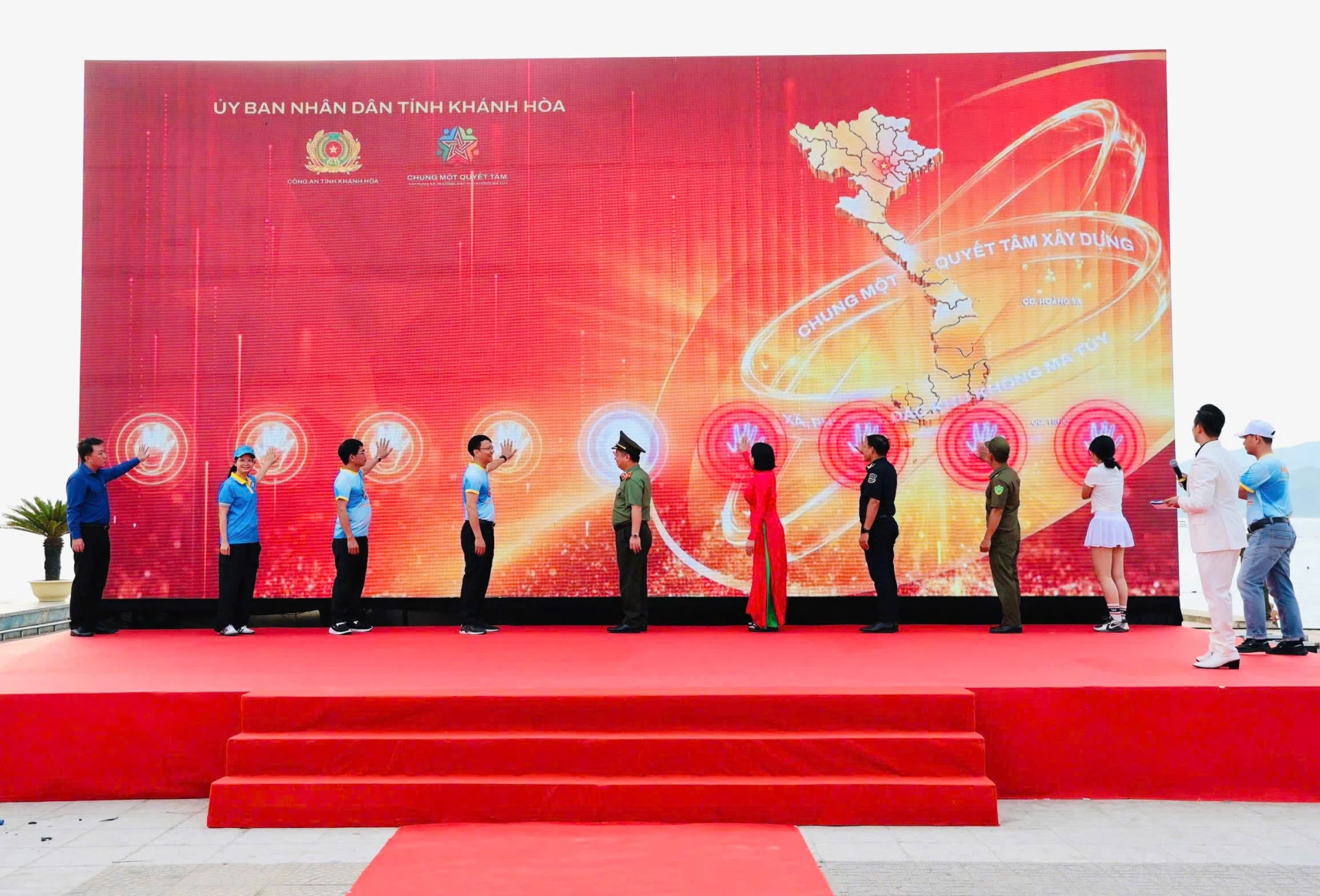 Các đại biểu thực hiện nghi thức phát động hưởng ứng toàn quốc “Chung một quyết tâm xây dựng xã, phường, đặc khu không ma tuý”