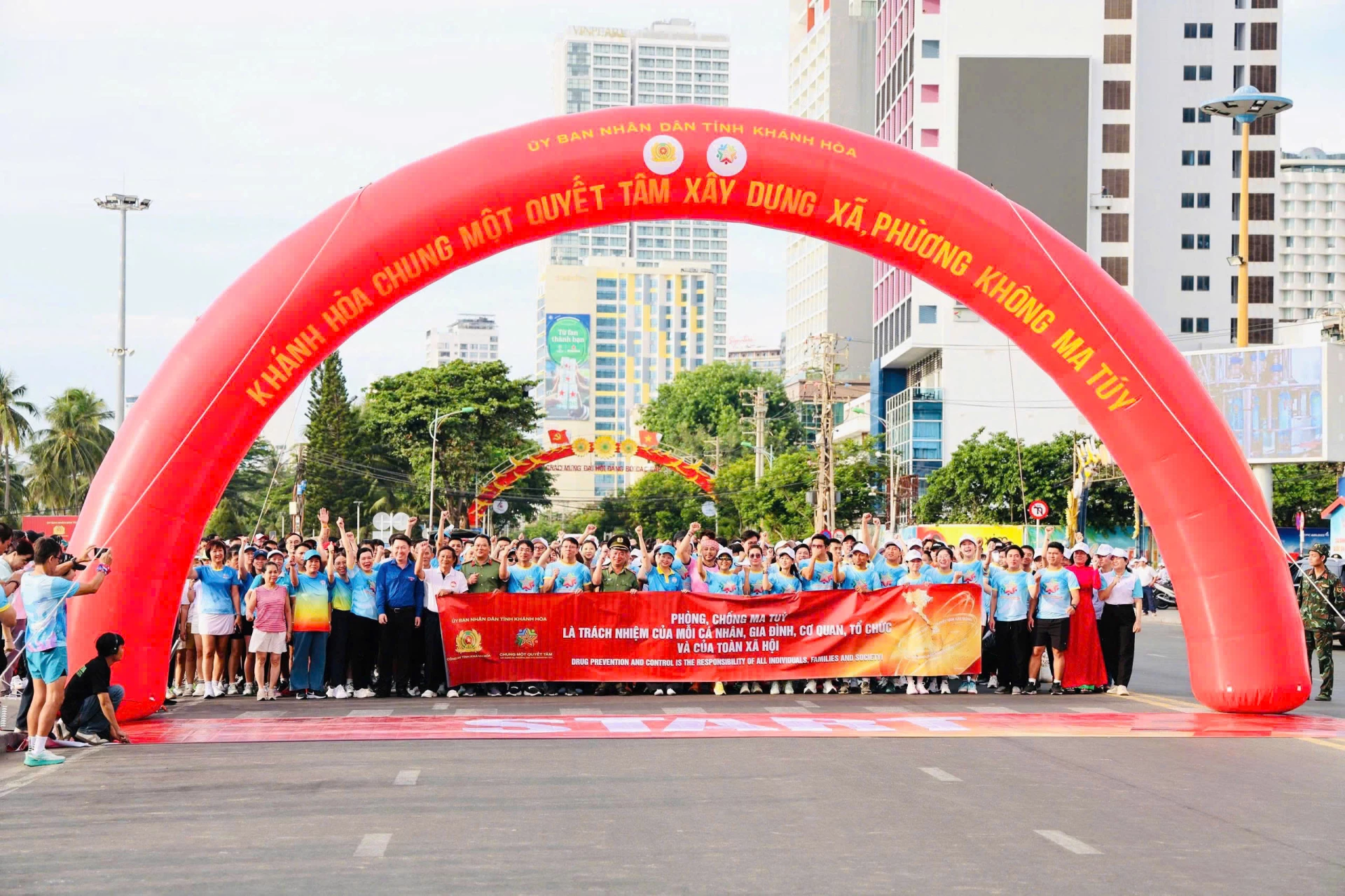 Lãnh đạo tỉnh và các vận động viên xuất phát chạy.