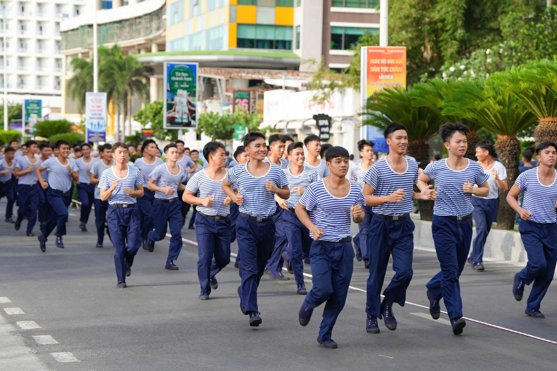 Đông đảo cán bộ, chiến sĩ và nhân dân hăng hái tham gia chạy hưởng ứng phong trào.