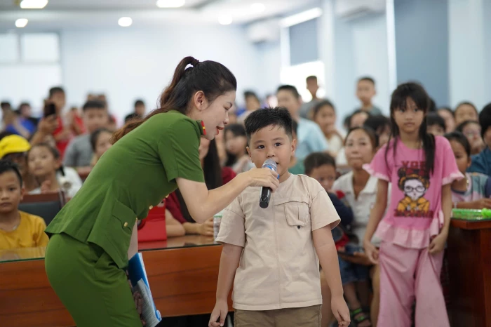 Công an xã Vạn Ninh tuyên truyền pháp luật kết hợp hoạt động bảo vệ môi trường