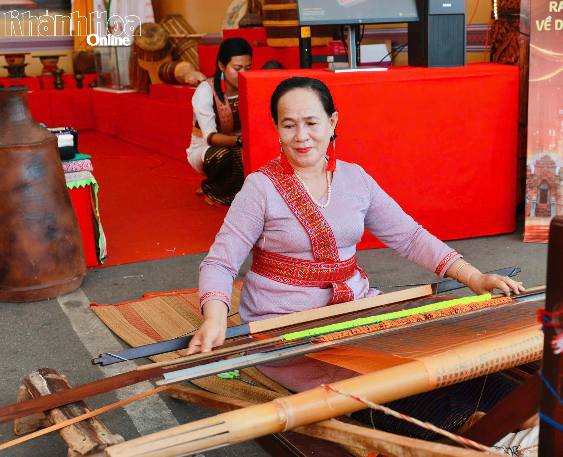 Nghệ nhân trình diễn kỹ năng dệt thổ cẩm truyền  thống